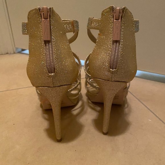 *NEW & NEVER WORN* Silver & Gold Heels - Picture 4 of 6